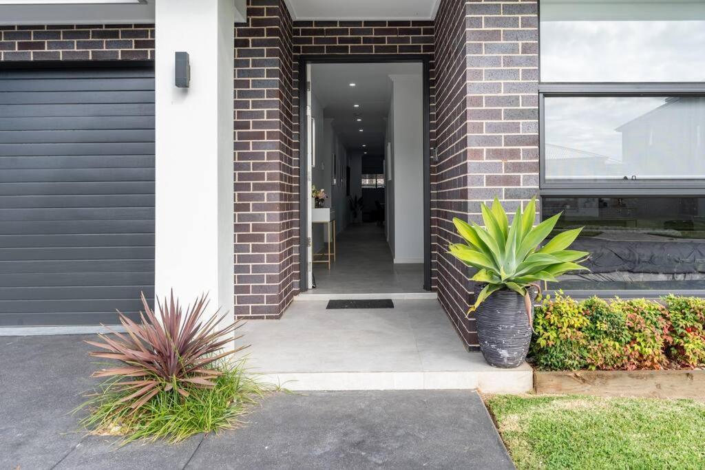 Neat 4 Bedroom In Catherine Fields Narellan Exterior photo